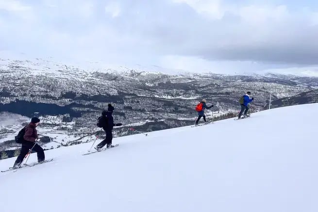 与挪威户外协会一起在沃斯穿雪鞋