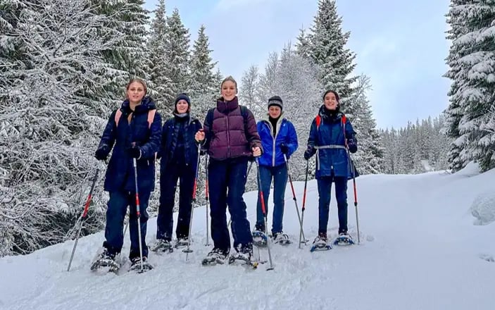 与挪威户外协会一起在沃斯穿雪鞋