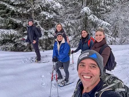 与挪威户外协会一起在沃斯穿雪鞋