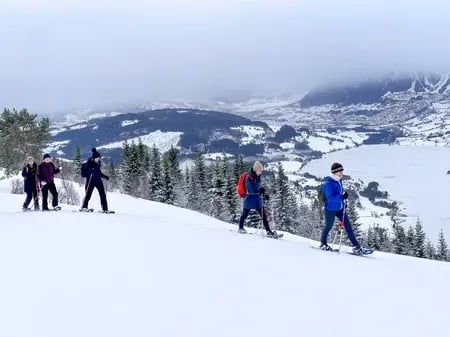 与挪威户外协会一起在沃斯穿雪鞋
